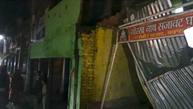 Photo of सावधान ! बाजार में गिरी मकान की दीवार, बाल बाल बचे ग्रामीण…