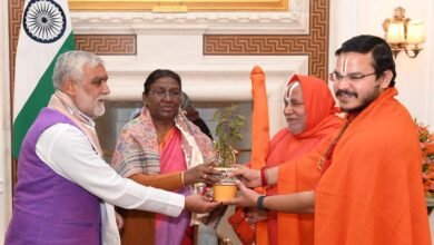 Photo of बक्सर के आध्यात्मिक विरासत के संवर्द्धन पर केंद्रीय मंत्री अश्विनी चौबे के दिल्ली स्थित आवास पर संतों के साथ हुई चर्चा  