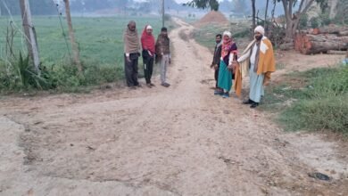 Photo of चार साल बाद भी पुल के दोनों तरफ नही हो सका सड़क का निर्माण