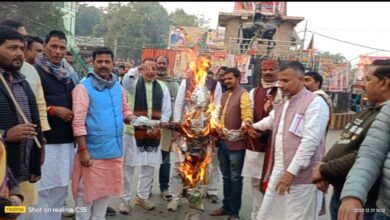 Photo of बीजेपी कार्यकर्ताओं ने कांग्रेस सांसद कल्याण बनर्जी का किया पुतला दहन