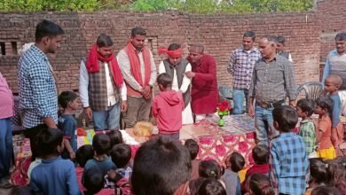 Photo of पूर्व प्रधानमंत्री की जयंती पर बच्चों के बीच बांटी गयी पाठ्य व खाद्य सामग्रियां