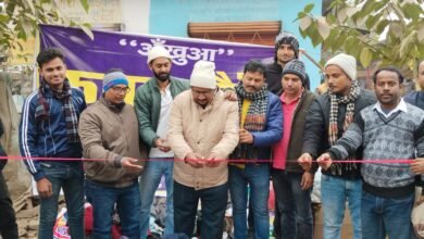 Photo of बढती हुई ठंड मे अँखुआ संस्था ढक रही है असहाय व निर्धन जरुरतमंदों का तन !