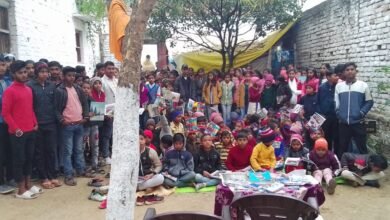 Photo of कुलमनपुर में नव वर्ष के अवसर पर बच्चों को दिये गये कॉपी व कलम