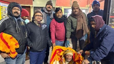 Photo of रेडक्रॉस ने स्थानीय रेलवे स्टेशन , बस स्टैंड एवं रामरेखा घाट पर जरूरतमंदों के बीच बांटा कंबल! 