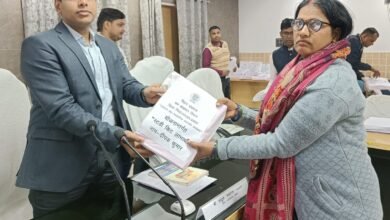 Photo of प्रतियोगिता परीक्षा की तैयारी करने वाले छात्रों को डीएम ने दिया स्टडी कीट !
