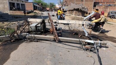 Photo of ट्रक के धक्के से चार पोल ध्वस्त, बड़ी घटना टली