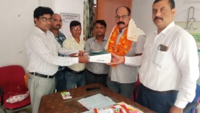 Photo of भ्रमणशील पशु चिकित्सा पदाधिकारी डॉ.एसएस ओझा को दी गई विदाई..