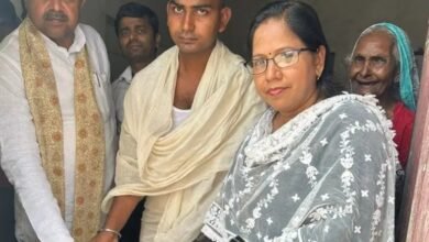 Photo of बज्रपात से मृत के परिजन को श्रम मंत्री ने दिया चेक..