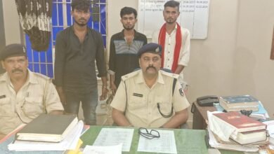 Photo of चोरी की दो मोटरसाइकिलों के साथ तीन गिरफ्तार…