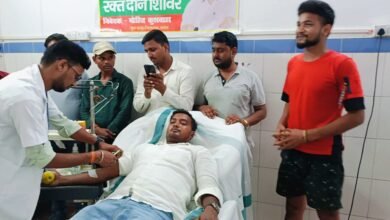 Photo of रक्तदान शिविर आयोजित कर शहीद को दी गयी श्रद्धांजलि ..