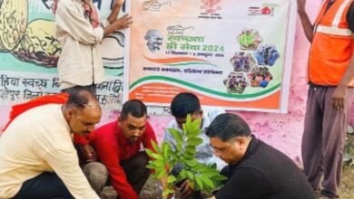 Photo of मानिकपुर में संध्या चौपाल ….. बीडीओ ने स्वच्छता हेतु किया जागरूक 