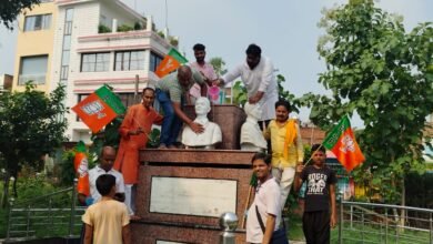 Photo of युवा भाजपा ने की डुमरांव मे शहीदों की मूर्तियों व मंदिरों की सफाई