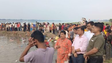 Photo of कंधे पर प्रतिमा उठाये भींगी आंखों से भक्तों ने की मां की विदाई !
