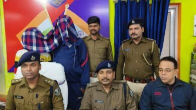 Photo of बक्सर पुलिस ने दो युवकों को असलहों के साथ किया गिरफ्तार …डीएसपी ने प्रेस वार्ता कर दी जानकारी