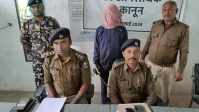 Photo of बक्सर पुलिस ने मोटरसाइकिल चोरी करने वाले गिरोह का पर्दाफाश कर चोरी के बाइक एवम तमंचे संग तीन को किया गिरफ्तार 