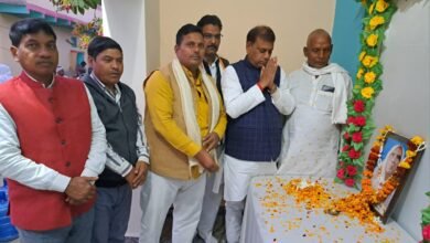 Photo of सामाजिक कार्यकर्ता की माता के श्राद्धकर्म में शामिल हुए पूर्व मंत्री निराला 