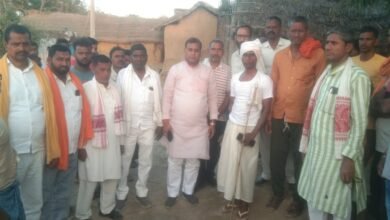 Photo of आमने सामने हुई बाइक की टक्कर में मृतक के परिजनों से मिल पूर्व मंत्री ने दी सांत्वना ..