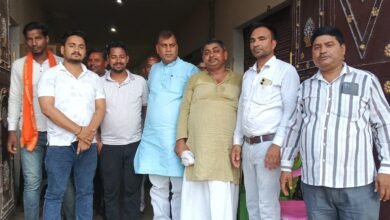 Photo of मृतक के परिजनों से मिले पूर्व मंत्री ..दी सांत्वना ..