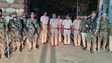 Photo of सीआरपीएफ जवानों के साथ धनसोई में पुलिस निकाला फ्लैग मार्च 
