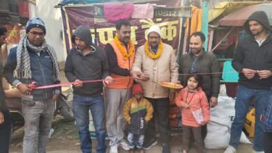 Photo of ठंड से जंग में मददगार बना अँखुआ कपड़ा बैंक का कपड़ा वितरण शिविर
