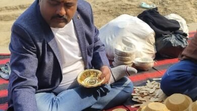 Photo of बक्सर–बनारस के प्रतिष्ठित जमीन व्यवसायी अमित पांडे उर्फ बंटी ने बाबा विश्वनाथ की नगरी काशी में खिचड़ी प्रसाद वितरण कर अर्जित किया पुण्य